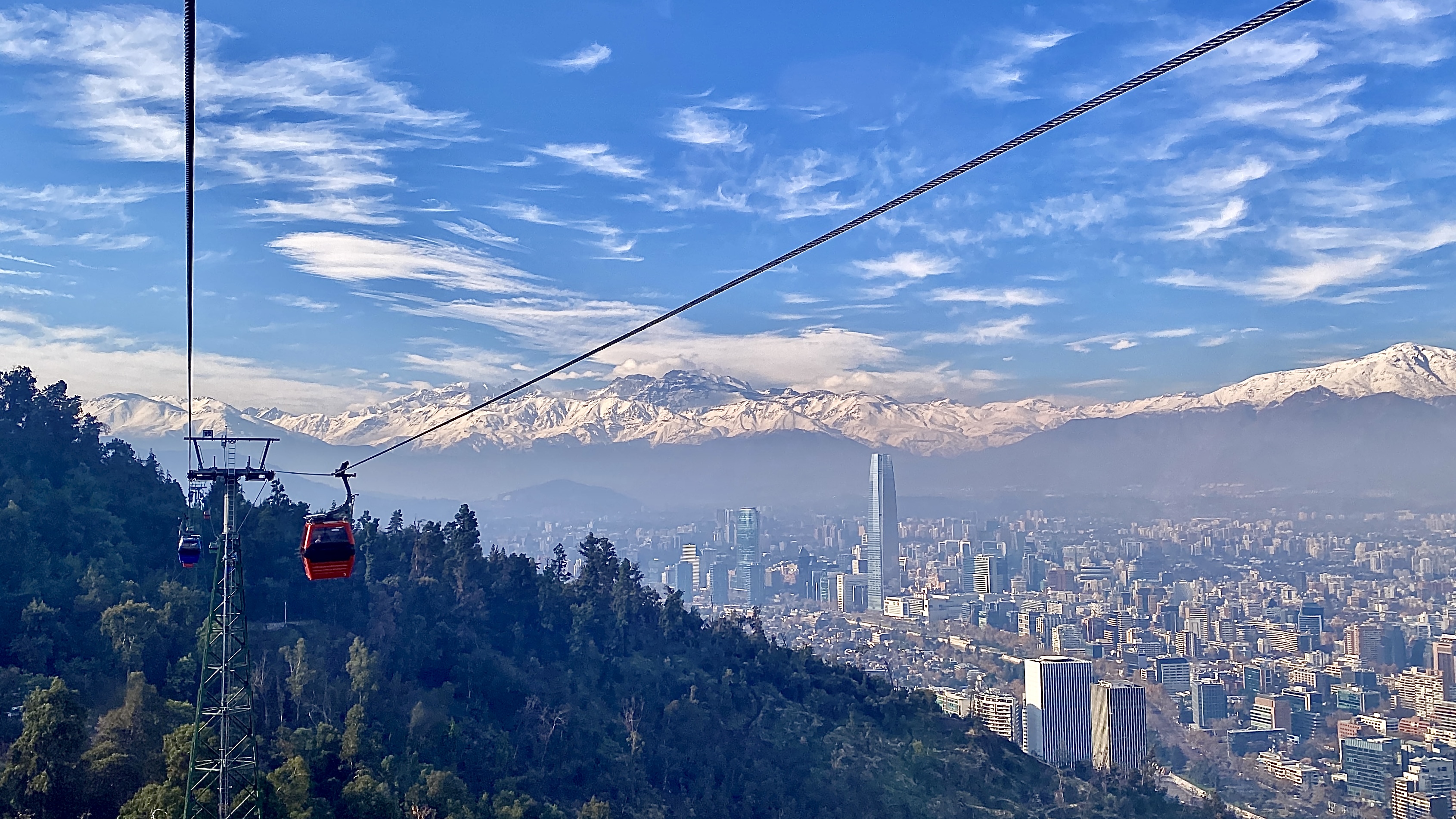 Vista de Santiago desde el cerro San Cristóbal con la cordillera de los Andes nevada